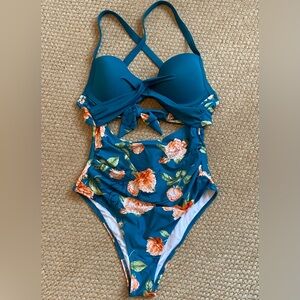 NWT Women’s Cupshe One Piece Swimsuit Size Medium.